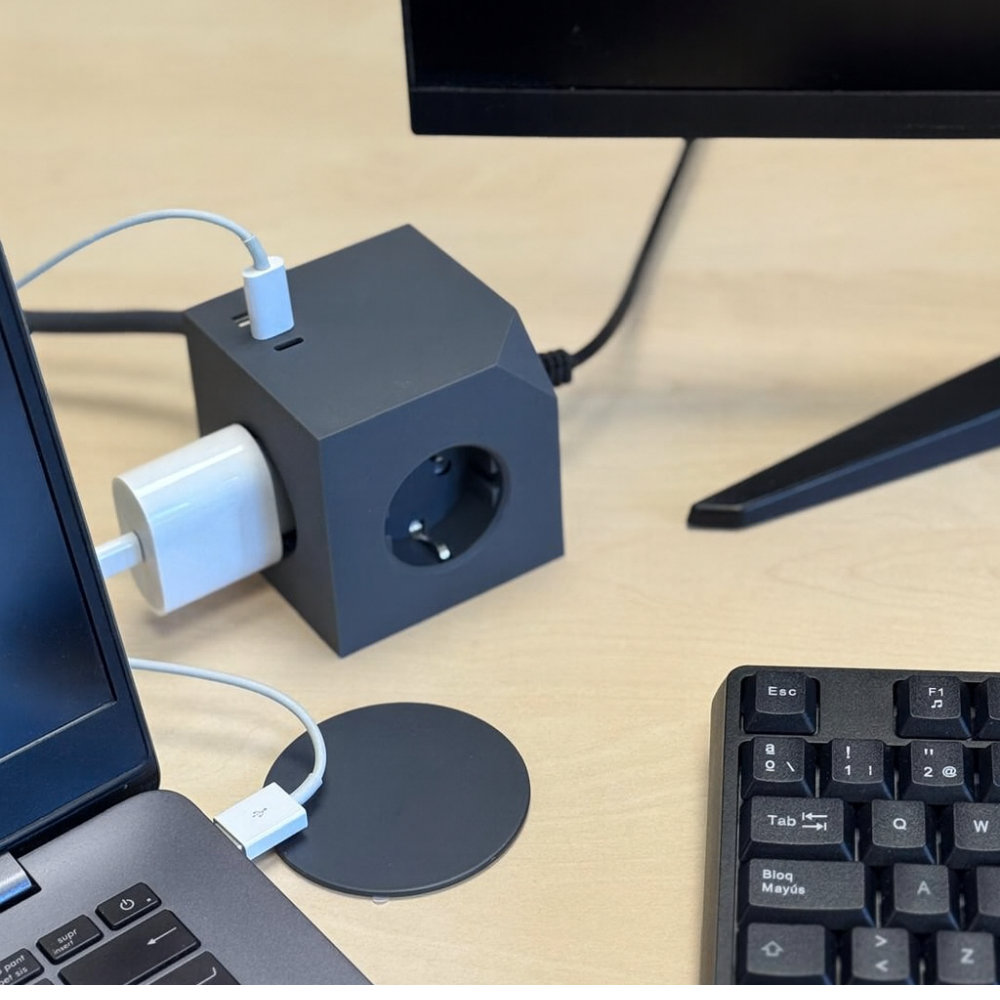 Regleta de enchufe múltiple tipo cubo con anclaje magnético,  3680W  2 puertos USB-C, USB-A, 3 tomas Schuko, cable de 1,5mt, gris.